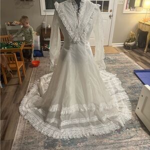 VINTAGE Elegant White Lace Wedding Dress